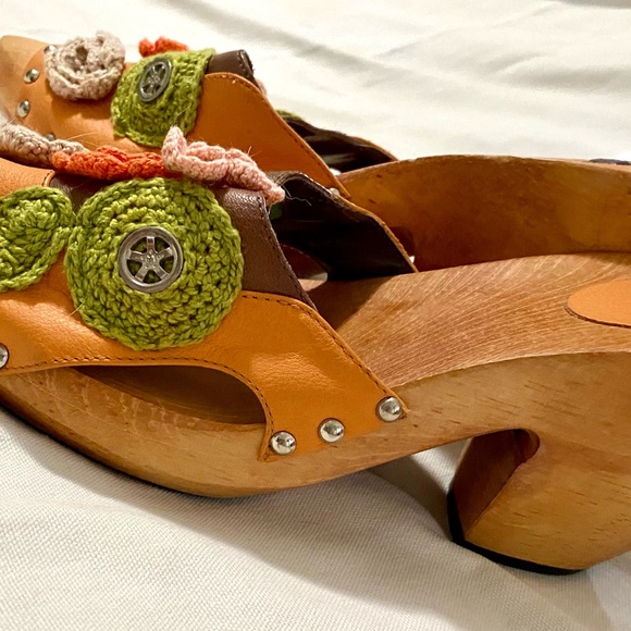 Wooden clogs with colorful crocheted flowers. - Picture 3 of 5